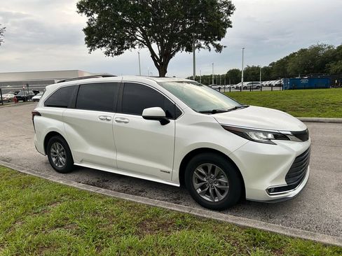 Used 2021 Toyota Sienna XLE w/ XLE Plus Package FWD image 8