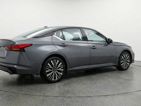 Used 2025 Nissan Altima 2.5 SV FWD image 9