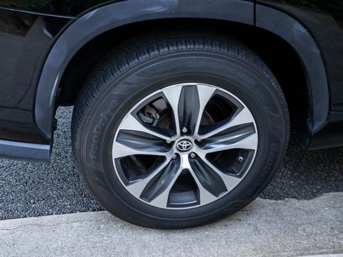 Used 2021 Toyota Highlander XLE image 13