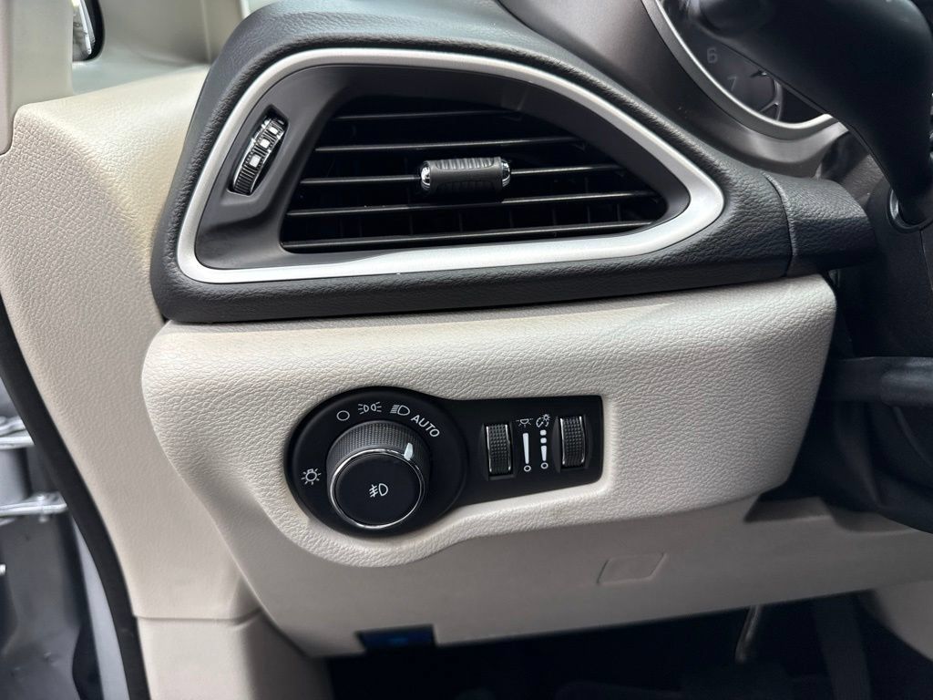 Used 2024 Chrysler Pacifica Touring-L FWD image 18