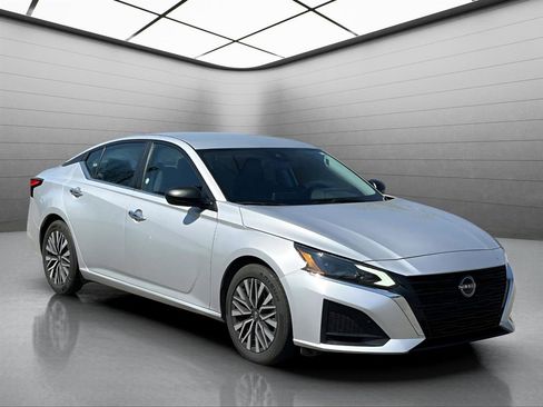 Used 2024 Nissan Altima 2.5 SV image 3