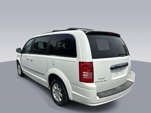 Used 2010 Chrysler Town & Country Touring Plus FWD image 5