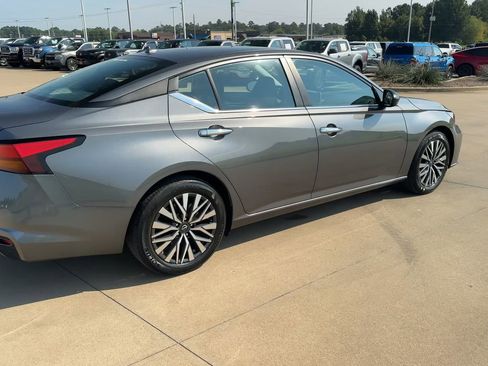 Used 2024 Nissan Altima 2.5 SV image 9
