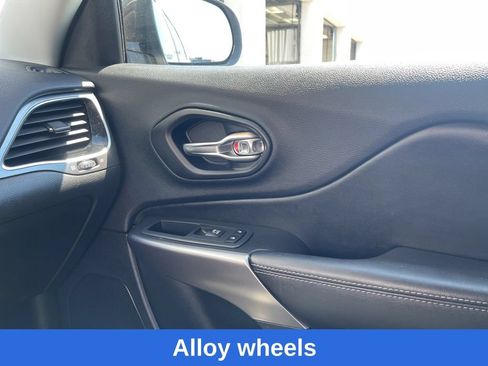 Used 2019 Jeep Cherokee Limited AWD/4WD image 20