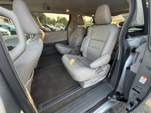 Used 2018 Toyota Sienna XLE FWD image 15