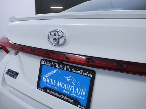 Used 2021 Toyota Avalon XLE image 9