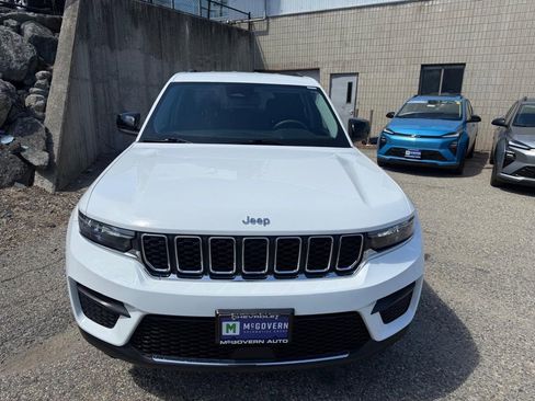 Used 2023 Jeep Grand Cherokee Laredo AWD/4WD image 9
