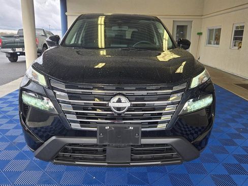 Used 2025 Nissan Rogue SV image 2