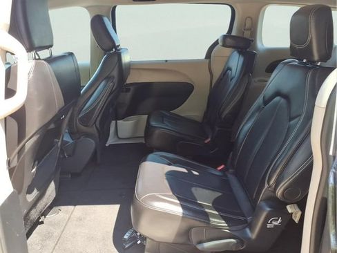 Used 2024 Chrysler Pacifica Touring-L FWD image 10