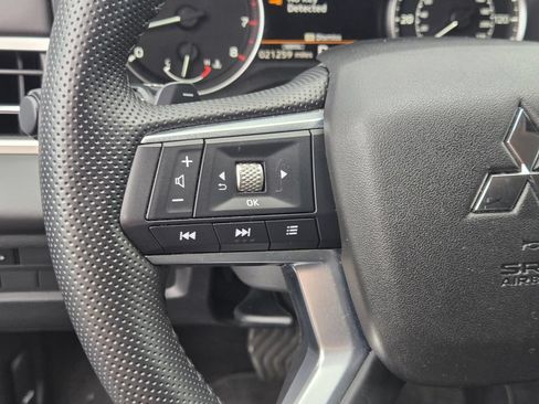 Used 2025 Mitsubishi Outlander AWD image 25