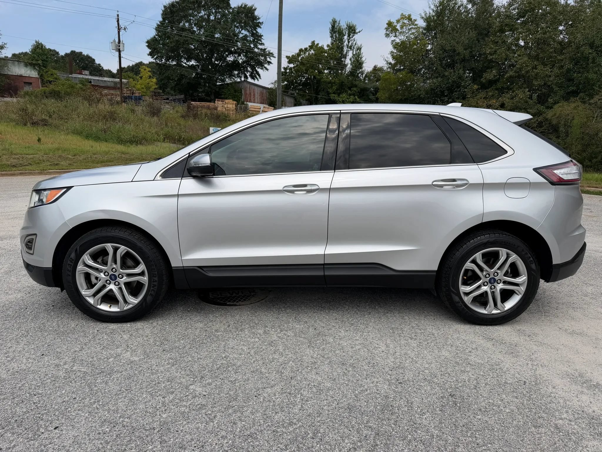 Used 2018 Ford Edge Titanium w/ Equipment Group 301A FWD image 2