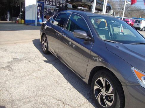 Used 2017 Honda Accord LX image 3