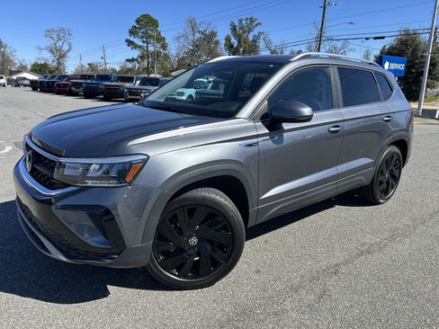 Used 2024 Volkswagen Taos SE image 3