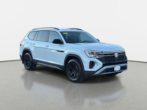 New 2026 Volkswagen Atlas Peak Edition image 3