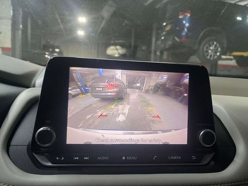 Used 2023 Nissan Rogue SV image 18