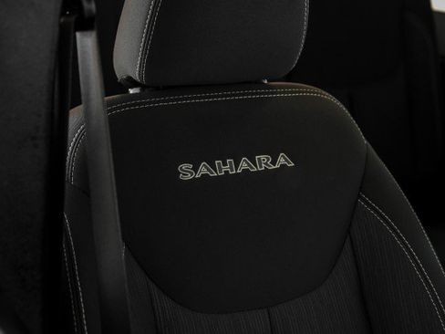 Used 2018 Jeep Wrangler Unlimited Sahara AWD/4WD image 30