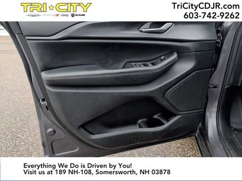 Used 2023 Jeep Grand Cherokee L Laredo image 15