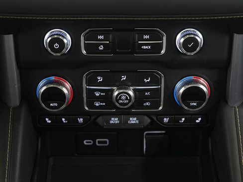 Used 2023 GMC Yukon XL SLT image 17