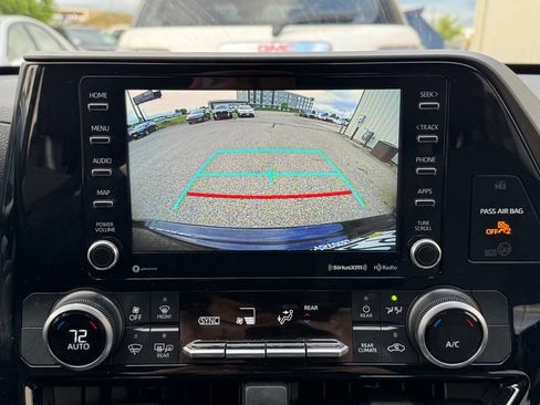 Used 2021 Toyota Highlander LE AWD/4WD image 3