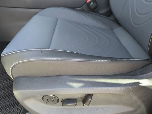 Certified 2025 Volkswagen Tiguan SE R-Line image 33