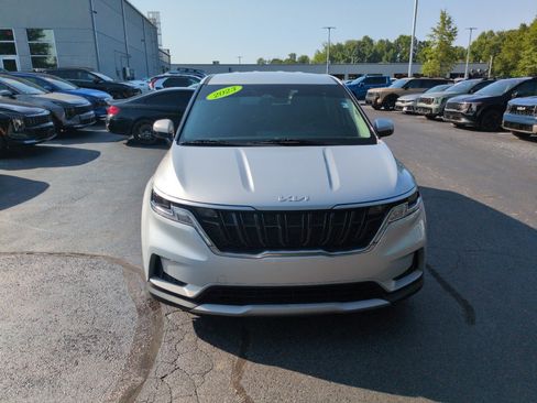 Used 2023 Kia Carnival LX FWD image 2