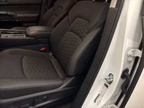 Used 2025 Nissan Pathfinder SV image 10