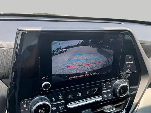Used 2023 Toyota Highlander XLE AWD/4WD image 27