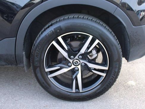 Used 2025 Volvo XC40 B5 Core image 38