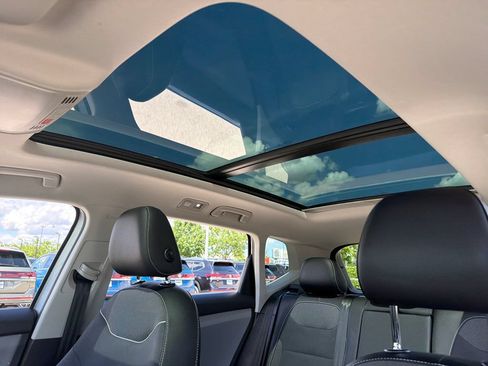 Certified 2023 Volkswagen Taos SE w/ Panoramic Sunroof Package AWD/4WD image 19