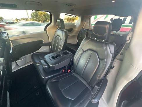 Used 2019 Chrysler Pacifica Touring-L Plus image 15