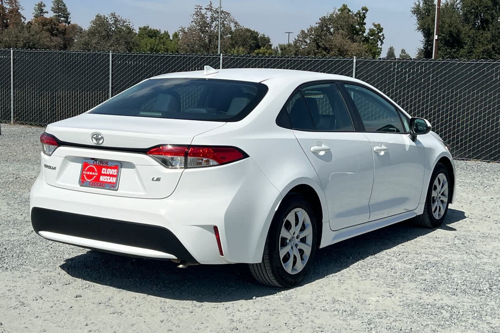 Used 2020 Toyota Corolla LE FWD image 3