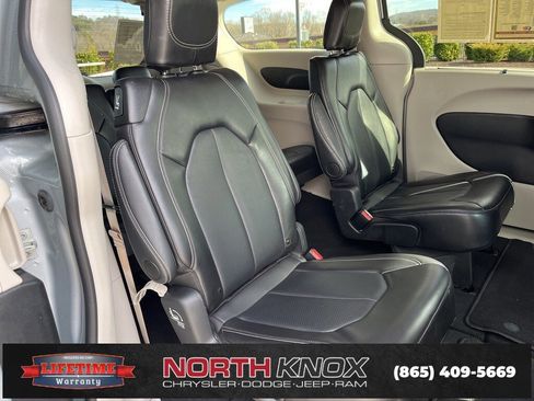 Used 2024 Chrysler Pacifica Touring-L image 22