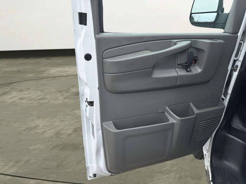 Used 2014 Chevrolet Express 2500 RWD image 9