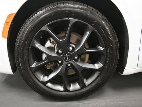 Used 2025 Chrysler Pacifica Limited FWD image 37