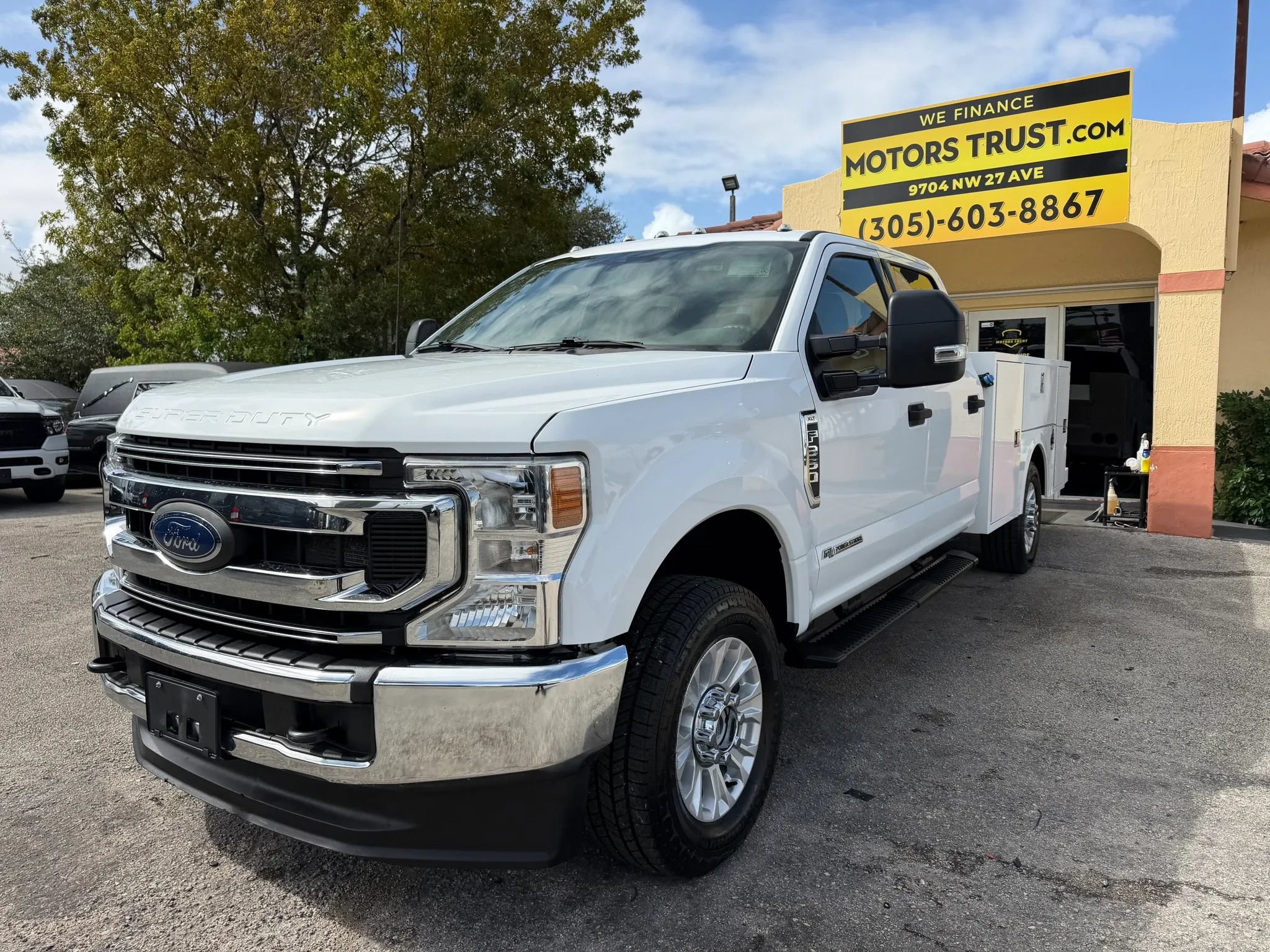 Used 2022 Ford F350 4x4 Crew Cab XLT image 2