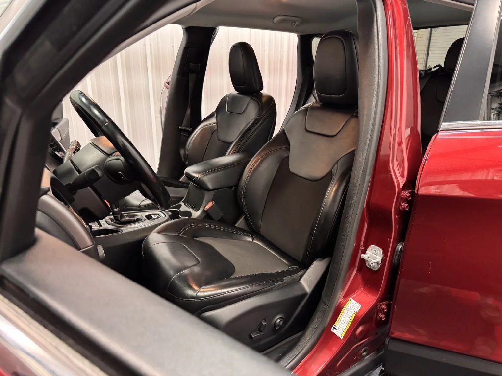 Used 2019 Jeep Cherokee Latitude Plus FWD image 37