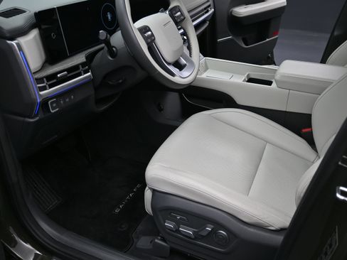 Used 2024 Hyundai Santa Fe Calligraphy FWD image 12