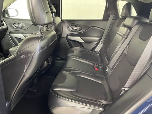 Used 2018 Jeep Cherokee Latitude Plus w/ Cold Weather Group AWD/4WD image 17