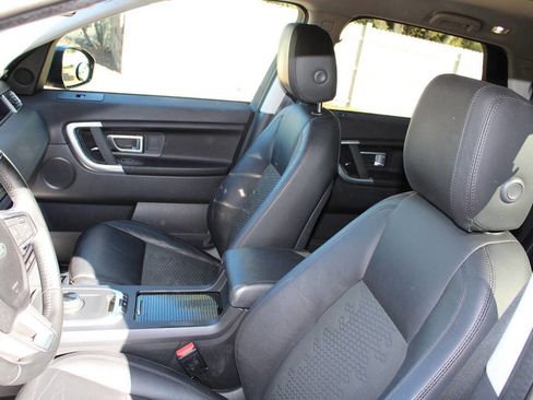Used 2018 Land Rover Discovery Sport SE image 17