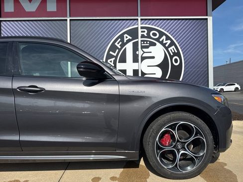 Used 2022 Alfa Romeo Stelvio Veloce AWD/4WD image 3