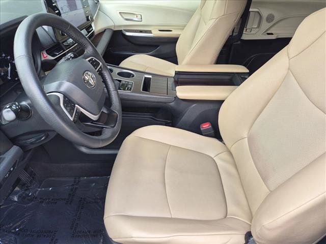 Used 2023 Toyota Sienna XLE FWD image 15