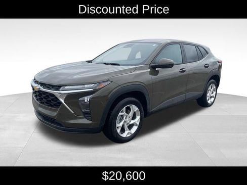 Used 2024 Chevrolet Trax LS w/ LS Convenience Package image 3