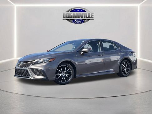 Used 2022 Toyota Camry SE image 1