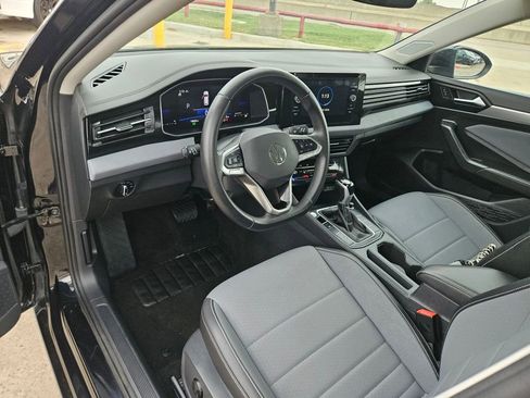 Used 2025 Volkswagen Jetta SE image 13