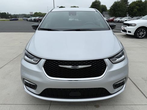 Used 2026 Chrysler Pacifica Select FWD image 3