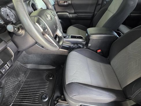 Used 2022 Toyota Tacoma TRD Sport w/ Technology Package RWD image 7