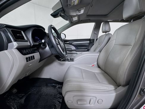 Used 2019 Toyota Highlander XLE AWD/4WD image 10