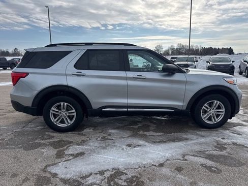 Used 2023 Ford Explorer XLT w/ Equipment Group 202A image 4