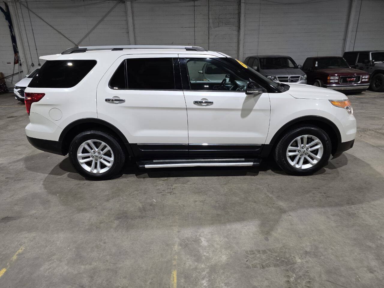 Used 2015 Ford Explorer XLT w/ Equipment Group 202A AWD/4WD image 14