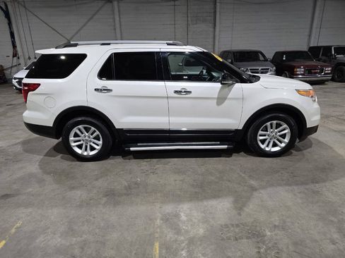 Used 2015 Ford Explorer XLT w/ Equipment Group 202A AWD/4WD image 14